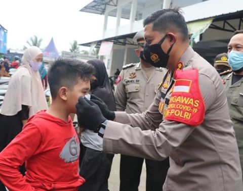 Cek Protokol Kesehatan di Pasar Tigaraksa, Kapolresta Tangerang Bagikan Masker