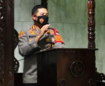 Pos Sajam di Masjid Cikupa, Kapolresta Tangerang Bagikan Masker untuk Jemaah Salat Magrib