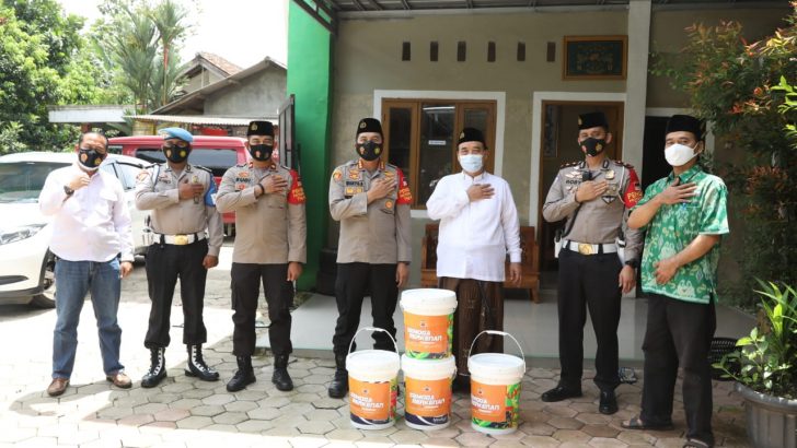 Saba Pesantren, Kapolresta Tangerang Bagikan 1.000 Masker untuk Santri