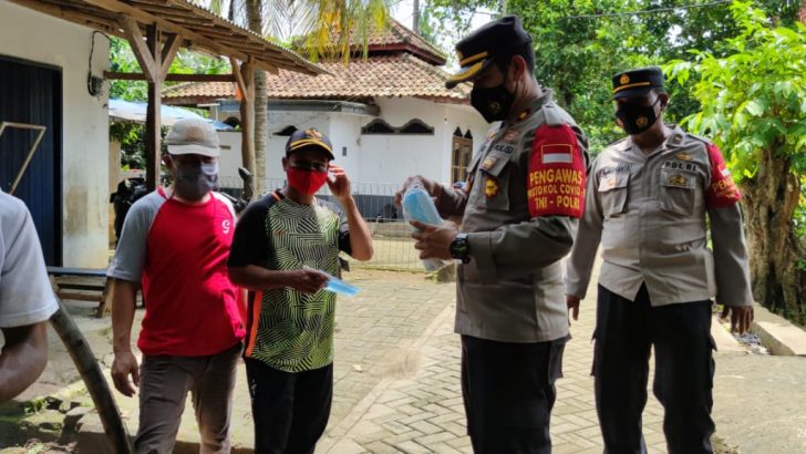 Disiplin Prokes dan Optimalisasi PPKM, Polresta Tangerang dan 3 Pilar Bagikan 22.085 Masker di 104 Lokasi
