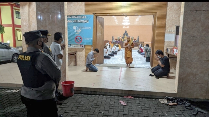 Kapolresta Tangerang Pantau Ibadah Trisuci Waisak, Pastikan Jaminan Keamanan dan Prokes