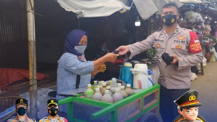 Polresta Tangerang Gelorakan Pembagian Masker di Posko PPKM Pasar