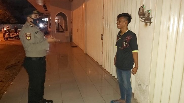 Cegah Corona, Polisi Bubarkan Warga yang Nongkrong di Malam Hari