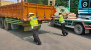 Mogok Di Tengah Jalan, Personel Satlantas Polresta Tangerang Berjibaku Dorong Truk