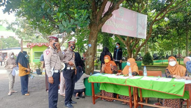 Personel Satlantas Polresta Tangerang Imbau Masyarakat Cegah Penyebaran Covid-19 Dengan Vaksin