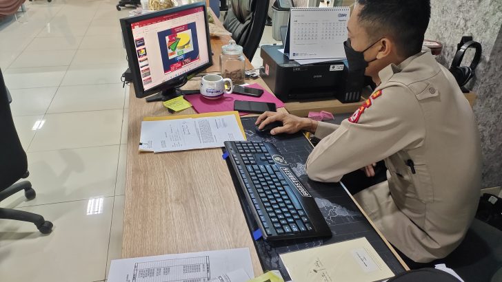 Anggota Bagren Polresta Tangerang melaksanakan tugas sebagai operator Sakti di Polresta Tangerang