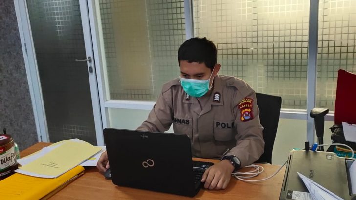 Anggota Bagren Polresta Tangerang melaksanakan tugas sebagai operator Sirena di Polresta Tangerang