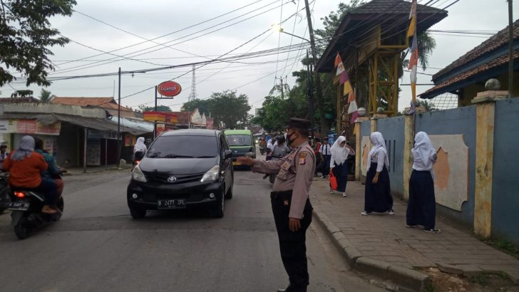 Demi kelancaran aktivitas masyarakat, anggota Samapta Polsek Kresek Polres Kota Tangerang Polda Banten lakukan giat Gatur Lalin di pagi hari.