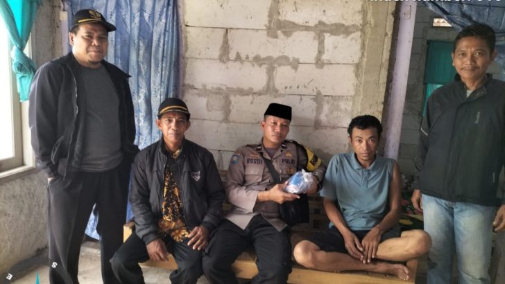 Bhabinkamtibmas Desa Jambu Karya Polsek Rajeg Besuk Anggota Linmas Yang Sedang Sakit