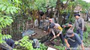 Kompak, Tiga Pilar Desa Gintung Bersihkan Selokan Air