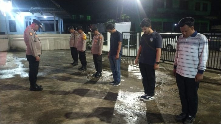 Melanjutkan tugas rutin sebagai Pelindung, Pengayom dan Pelayan Masyarakat, Perwira Pengawas Polsek Kresek pimpin Apel Malam di halaman Mapolsek Kresek Polres Kota Tangerang Polda Banten.