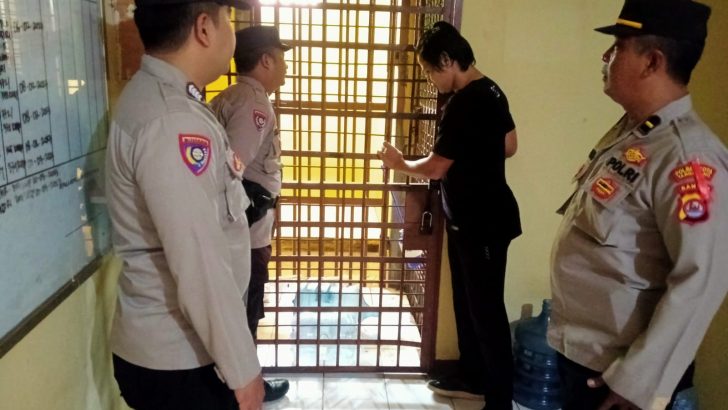 Personil  Polsek Mauk Polresta Tangerang Polda Banten Pengecekan Ruang Pada Pagi Hari