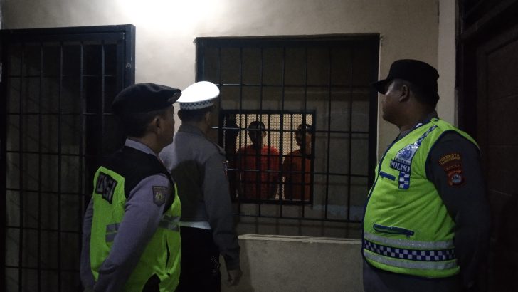 Anggota Polsek Tigaraksa Aiptu Hevi Nusantra Laksanakan Pengecekan Jumlah Tahanan