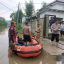 Kapolsek Tigaraksa AKP Agus Ahmad Kurnia SH MH Bantu Evakuasi Korban Banjir