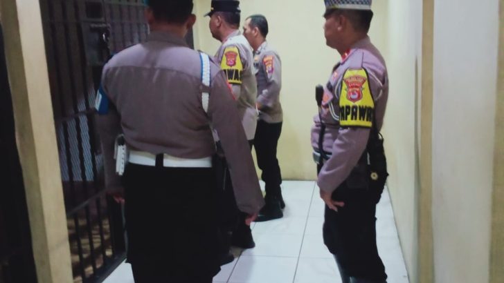 Anggota Sat Intelkam Polresta Tangerang Bripka Arif DJ melakukan pengecekan dan kontrol tahanan serta ruang tahanan