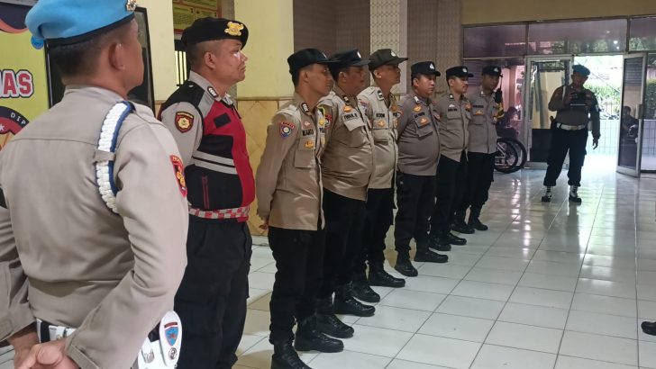 Tugas rutin dan Patroli KRYD, KaPolsek Balaraja pimpin Apel Malam di Halaman Mapolsek Balaraja.