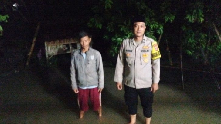 Anggota Polsek Balaraja melakukan Pemantauan Genangan air Desa Kaliasin Kec Sukamulya.