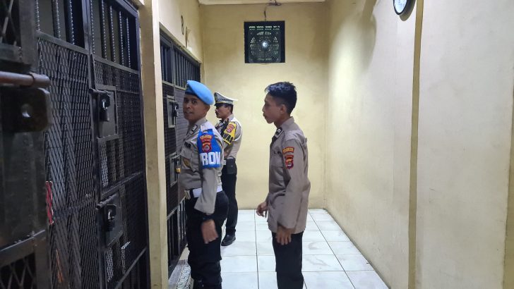 Anggota Sat Intelkam Polresta Tangerang Bripka Arif DJ melakukan pengecekan dan kontrol tahanan serta ruang tahanan