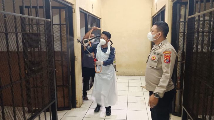 Sidokkes lakukan penyemprotan Desinfektan pada ruang Tahanan Sattahti Polresta Tangerang