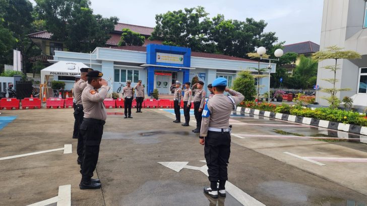 ANGGOTA SIPROPAM POLRESTA TANGERANG MELAKSANAKAN PENGAWASAN SERAH TERIMA TUGAS PIKET