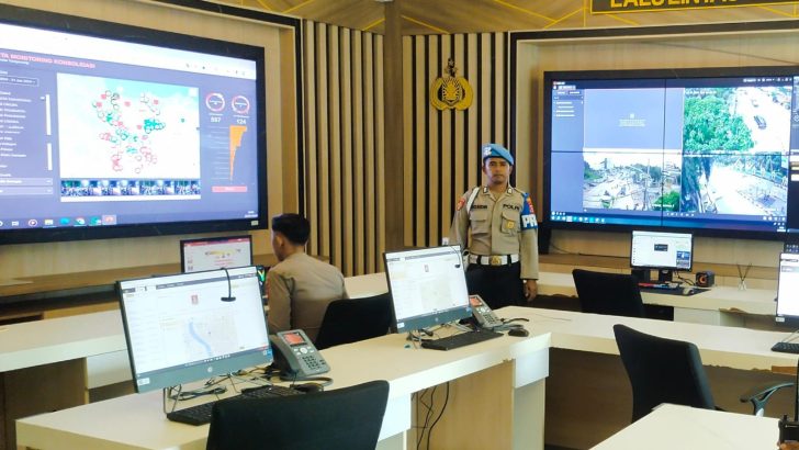PENGECEKAN SITUASI RUANG COMMAND CENTRE POLRESTA TANGERANG OLEH PIKET SIPROPAM POLRESTA TANGERANG