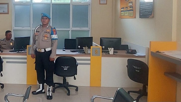 Anggota Sat Intelkam Polresta Tangerang Brigadir Merry memberikan pelayanan terhadap masyarakat tentang penerbitan SKCK (Surat Keterangan Catatan Kepolisian)