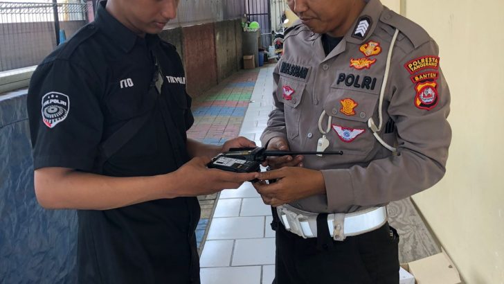 Personil Sitik Polresta Tangerang Melakukan Pengecekan HT