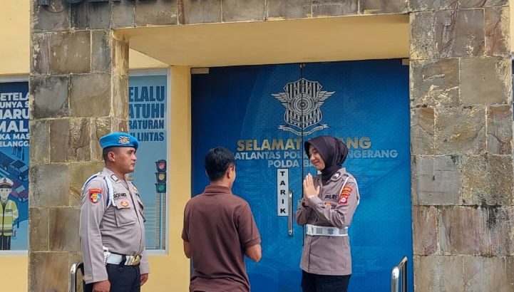 PENGECEKAN MASYARAKAT PEMOHON SIM DI GEDUNG SAT LANTAS POLRESTA TANGERANG OLEH PIKET SIPROPAM DAN SAT LANTAS POLRESTA TANGERANG