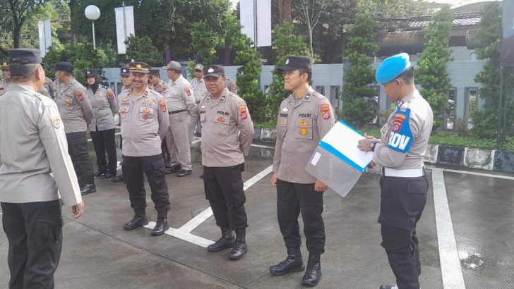 PENGECEKAN ANGGOTA PADA APEL FUNGSI BAGLOG OLEH SIPROPAM POLRESTA TANGERANG