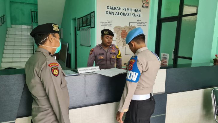 ANGGOTA SIPROPAM MELAKSANAKAN PENGECEKAN PERSONIL PAM KANTOR BAWASLU