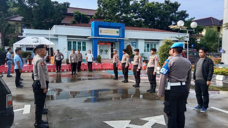 ANGGOTA SIPROPAM POLRESTA TANGERANG MELAKSANAKAN PENGAWASAN SERAH TERIMA TUGAS PIKET