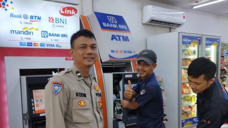 Personil Bhabinkamtibmas Patroli Barcode lokasi rawan kamtibmas.