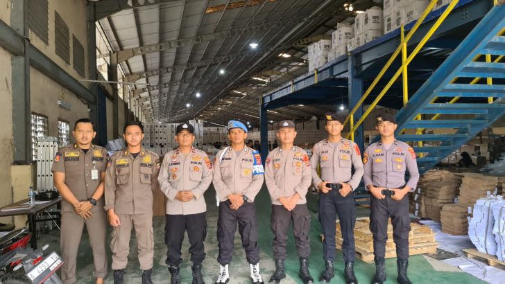 ANGGOTA SIPROPAM MELAKSANAKAN PENGECEKAN PERSONIL PAM LOGISTIK GUDANG KPU KABUPATEN TANGERANG