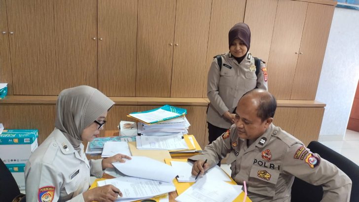 Pengecekan pengajuan anggaran oleh Bagren Polresta Tangerang.