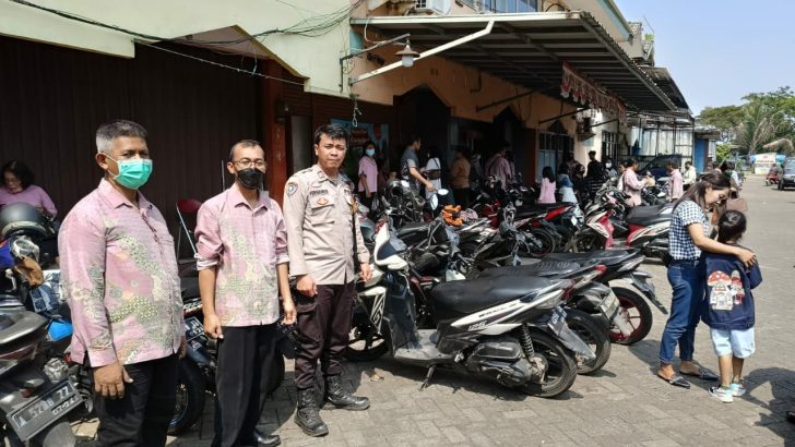 Pam Gereja Di Hari Minggu Pagi Dilaksanakan Anggota Polsek Pasar Kemis
