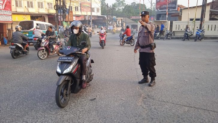 Pelayanan Pagi Hari, Polsek Cisoka Polresta Tangerang Laksanakan Gatur Lalin