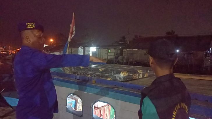 Patroli Malam Hari Di Dermaga Pelabuhan Tradisional Oleh Personel Sat Polairud Polresta Tangerang