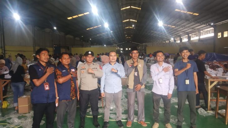 Anggota Sat Intelkam Polresta Tangerang Bripka Tabrani beserta personil Polresta Tangerang Melaksanakan pengamanan Gudang KPU Kab. Tangerang