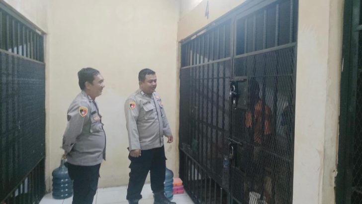 Anggota Sat Intelkam Polresta Tangerang Bripka Arif DJ melakukan pengecekan dan kontrol tahanan serta ruang tahanan