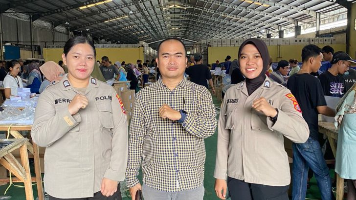 Anggota Sat Intelkam Polresta Tangerang Bripka Tabrani beserta personil Polresta Tangerang Melaksanakan pengamanan Gudang KPU Kab. Tangerang