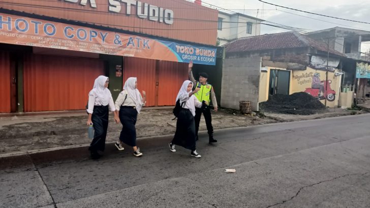 Bripka Ludi Mengatur Lalulintas Di Pagi Hari Bentuk Pelayanan Polri Kepada Masyarakat