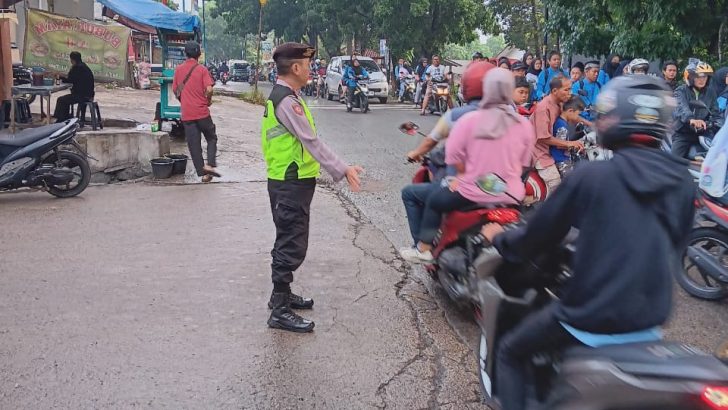 Aiptu Hevi Mengatur Lalulintas Di Pagi Hari Bentuk Pelayanan Polri Kepada Masyarakat