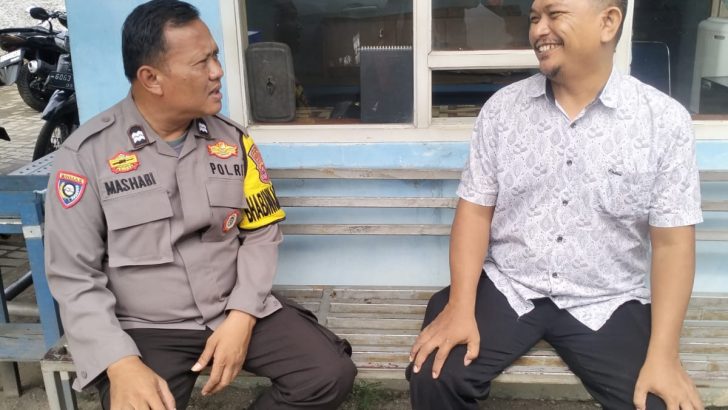 Patroli Sambang, Bhabinkamtibmas Polsek Pasar Kemis Ajak Masyarakat Jaga Kamtibmas