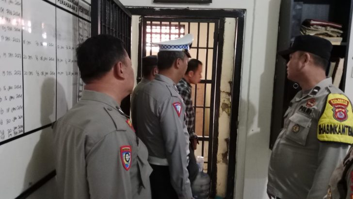 Pawas Polsek Pasar Kemis dan Piket Fungsi Cek Tuang Tahanan