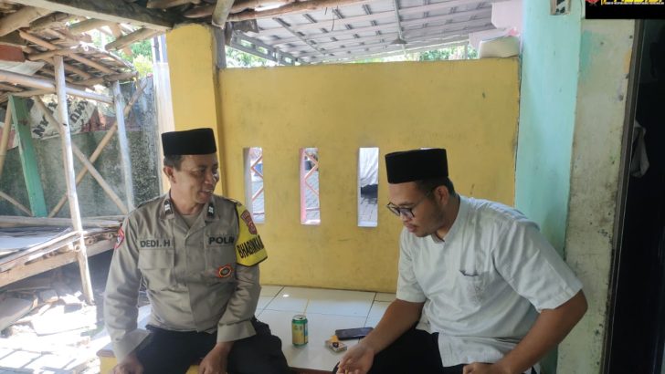 Bhabinkamtibmas Polsek Balaraja Polresta Tangerang giat Sambang warga door to door di Darkum PolsekBhabinkamtibmas Polsek Balaraja Polresta Tangerang giat Sambang warga door to door di Darkum Polsek