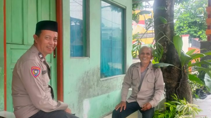 Bhabinkamtibmas Polsek Balaraja Polresta Tangerang giat Sambang warga door to door di Darkum PolsekBhabinkamtibmas Polsek Balaraja Polresta Tangerang giat Sambang warga door to door di Darkum Polsek