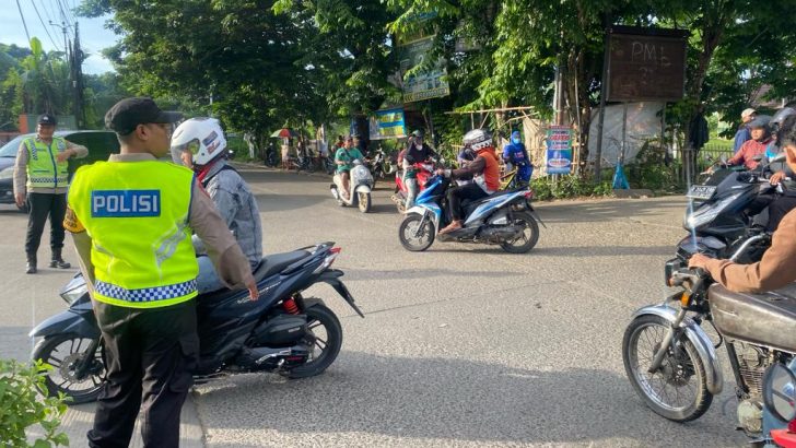Aipda Ari Setiawan Mengatur Lalulintas Di Pagi Hari Bentuk Pelayanan Polri Kepada Masyarakat