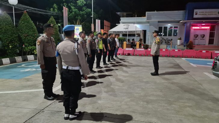 Anggota Sat Intelkam Polresta Tangerang melaksanakan Apel Malam piket Fungsi di Halaman Mapolresta Tangerang