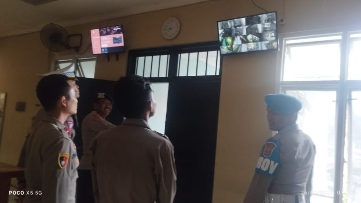 Pawas Polresta Tangerang Akp Suryadi, melakukan pengecekan CCTV di Ruang tahanan