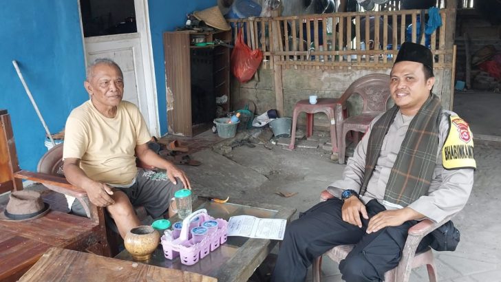 Bhabinkamtibmas Kunjungi Warga Masyarakat Rw 02 Desa Pekayon Sampaikan Pesan Kamtibmas